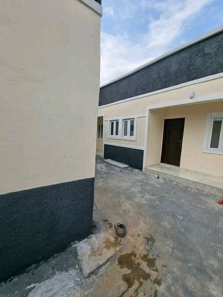 An Estate 2 bedroom each Section — photograph 2