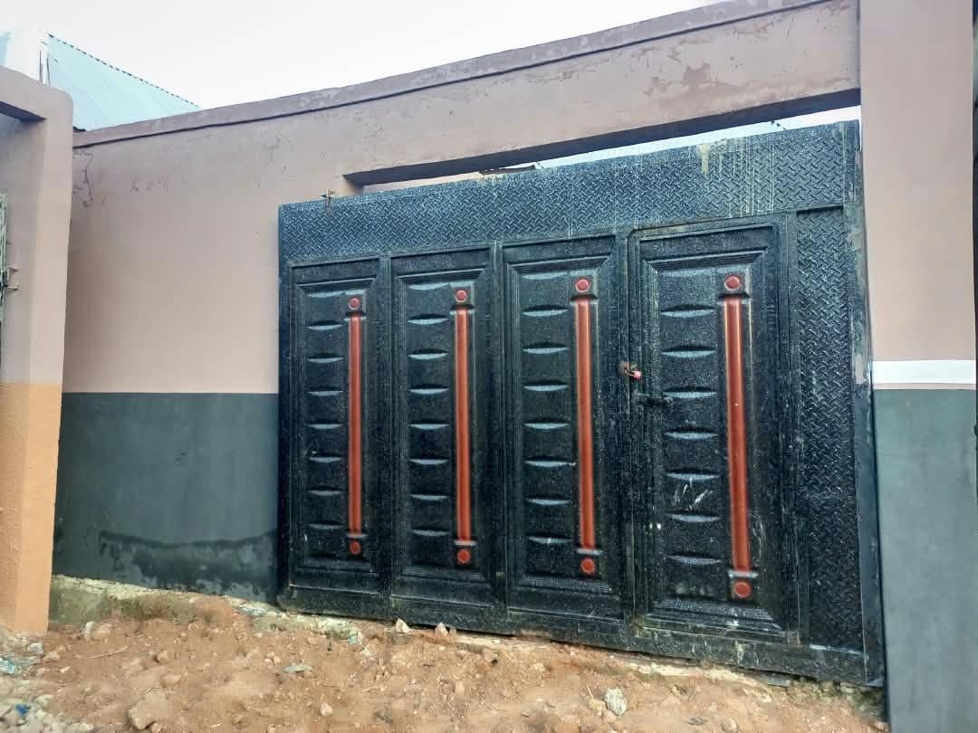A house for sale located in mabera iddi area, with 3 bedroom, kitchen and toilets with a parking space.