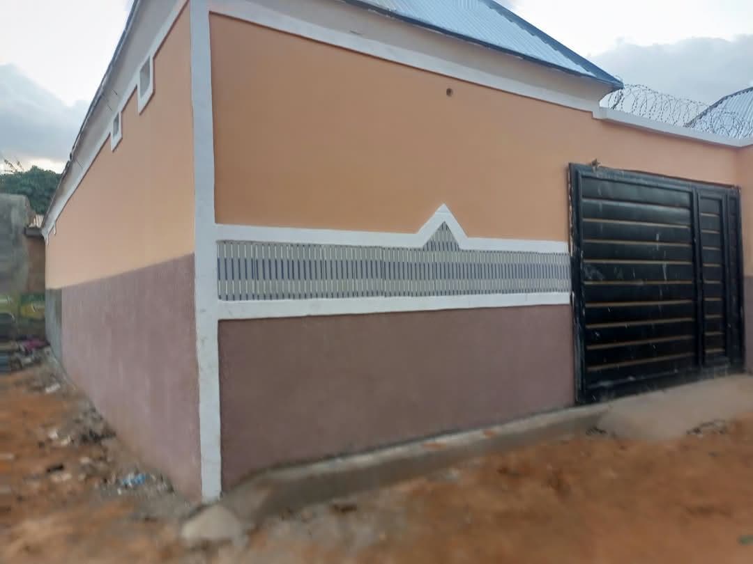 5 bedroom flat, with a toilet and kitchen and a parking space in mana babba area sokoto